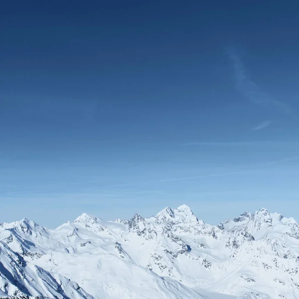 晴れた日の冬の山 — ストック写真