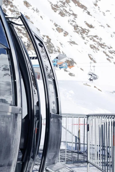 Ski lift in mountains — Stock Photo, Image