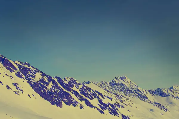 Zima góry na słoneczny dzień — Zdjęcie stockowe