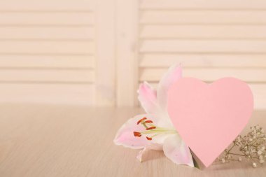 Sevgililer günü kartı ve çiçekler