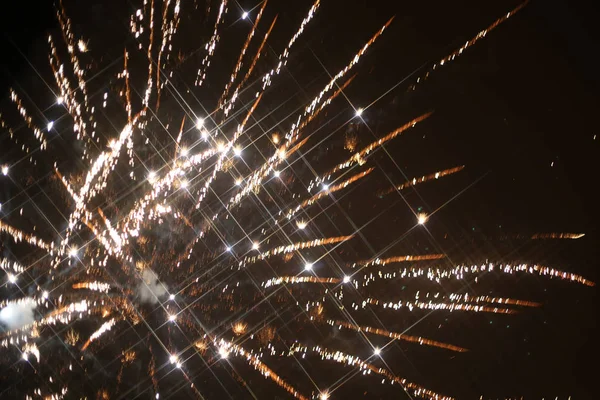 Fuegos artificiales luz en el cielo — Foto de Stock