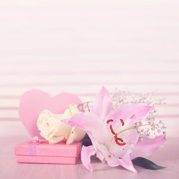 Biglietto di San Valentino e fiori — Foto Stock