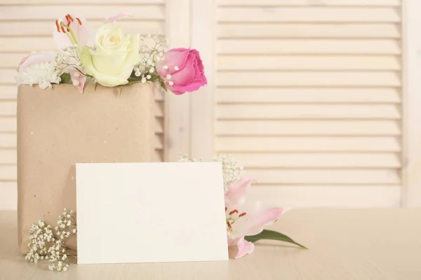 Flores en bolsa de papel —  Fotos de Stock