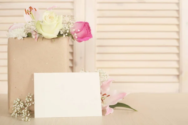 Bloemen in papieren zak — Stockfoto