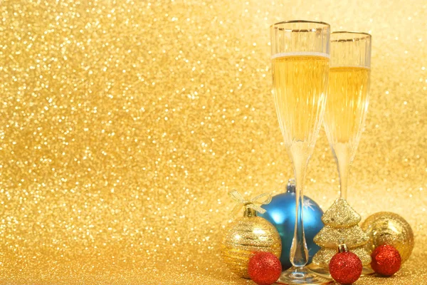 Champagne e decorazioni natalizie — Foto Stock