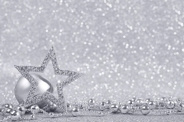 Decoración de Navidad sobre fondo de plata brillante brillo con espacio de copia — Foto de Stock