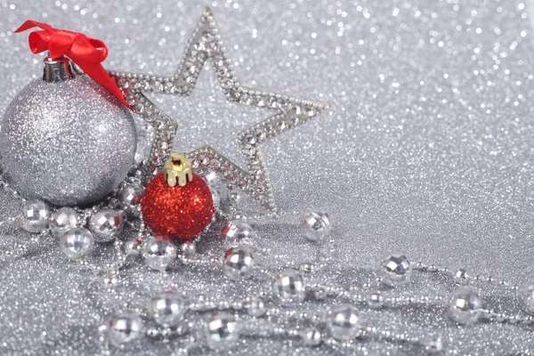 コピー スペースで光沢のあるキラキラ銀背景にクリスマスの装飾 — ストック写真