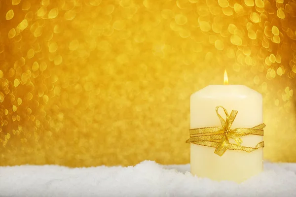 Рождественская свеча в снегу — стоковое фото