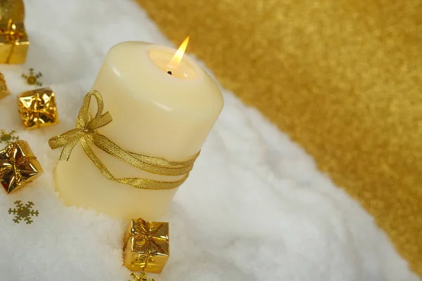 Рождественская свеча в снегу — стоковое фото