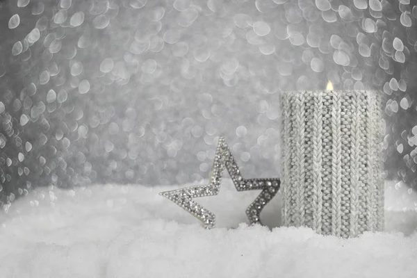 Vela de Navidad en la nieve — Foto de Stock
