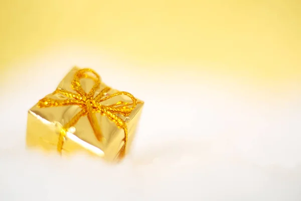 Christmas gift on snow macro — Stock Photo, Image