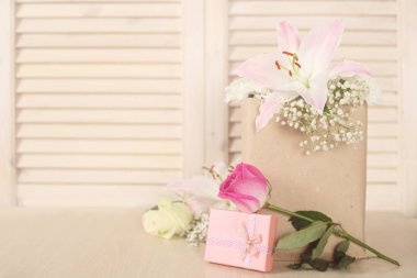 Sevgililer günü hediyesi ve çiçekler