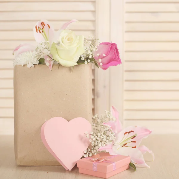 Valentine card en bloemen — Stockfoto