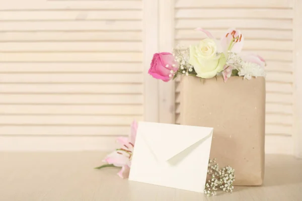 Flores en bolsa de papel — Foto de Stock