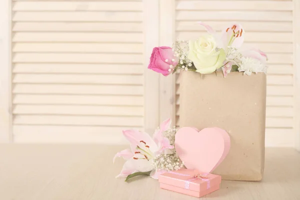 Sevgililer günü kartı ve çiçekler — Stok fotoğraf