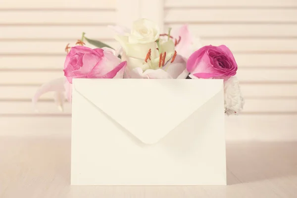 Bloemen en envelop — Stockfoto