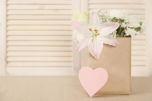 Tarjeta de San Valentín y flores —  Fotos de Stock