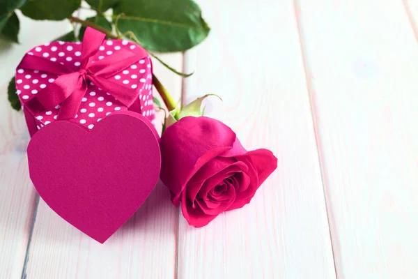 Valentines day gift and rose — Stock Photo, Image