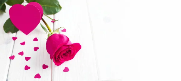 Rosa rosa e pequenos corações — Fotografia de Stock