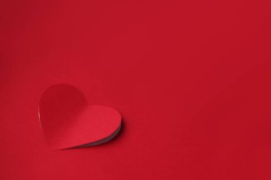 Kağıt arkaplanda kalp kesimi