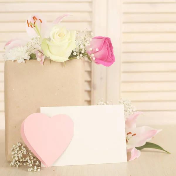 Bloemen in papieren zak — Stockfoto