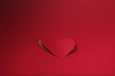 Kağıt arkaplanda kalp kesimi