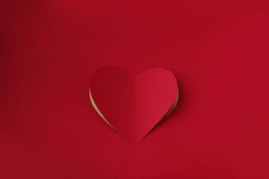 Kağıt arkaplanda kalp kesimi