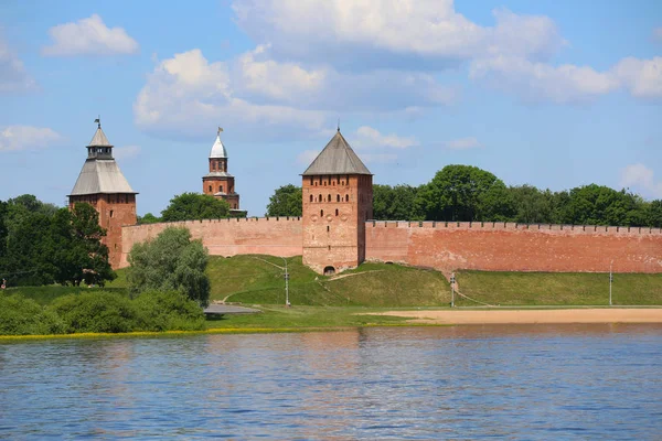 Torri della fortezza del Cremlino di Veliky Novgorod — Foto Stock