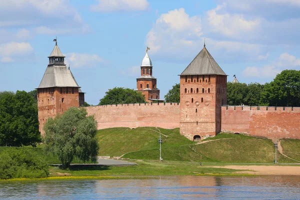 Torri della fortezza del Cremlino di Veliky Novgorod — Foto Stock