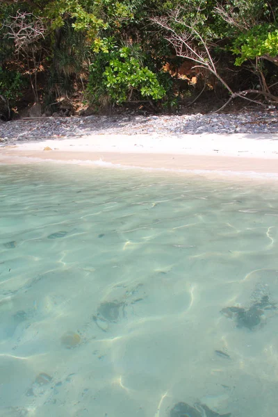 Kristal helder transparant water en strand in Thailand — Stockfoto