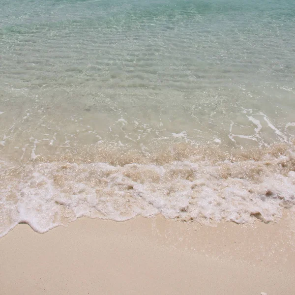 Kumlu plajı ve dalga — Stok fotoğraf