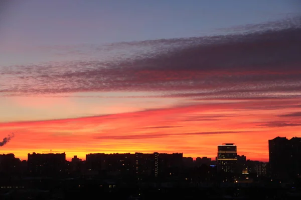 Salida del sol sobre la ciudad — Foto de Stock