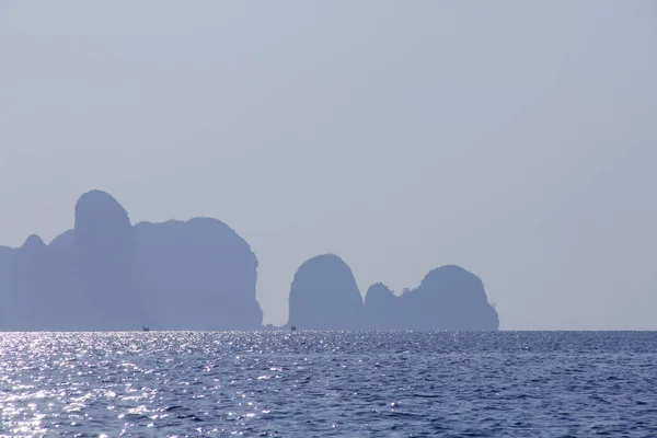 Roca caliza en el océano —  Fotos de Stock