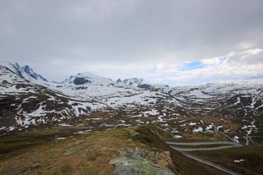 Bahar Norveç dağlar