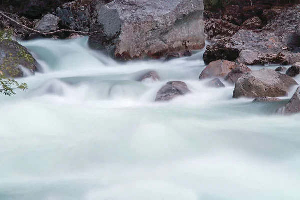 Floden forsar och stenar — Stockfoto