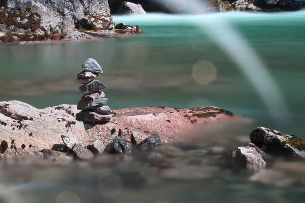 Pila di roccia nel fiume — Foto Stock