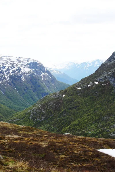 ノルウェーの山を春します。 — ストック写真