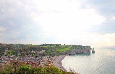Deniz kayalıklarla etretat, normandy, Fransa görüntüleyin