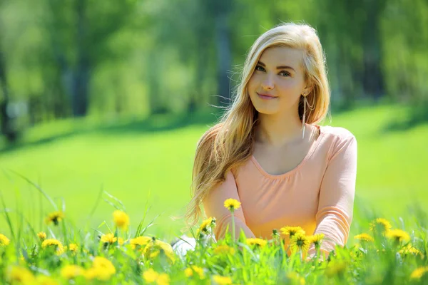 Frau liegt im Frühlingspark — Stockfoto