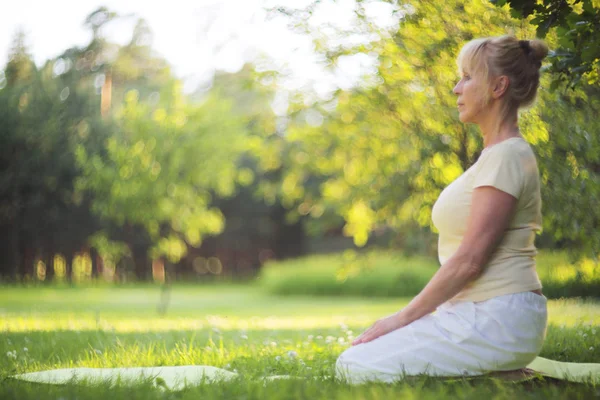 Yoga kvinnan i park — Stockfoto