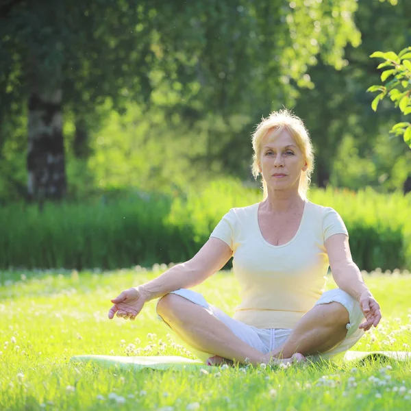 Yoga-Frau im Park — Stockfoto