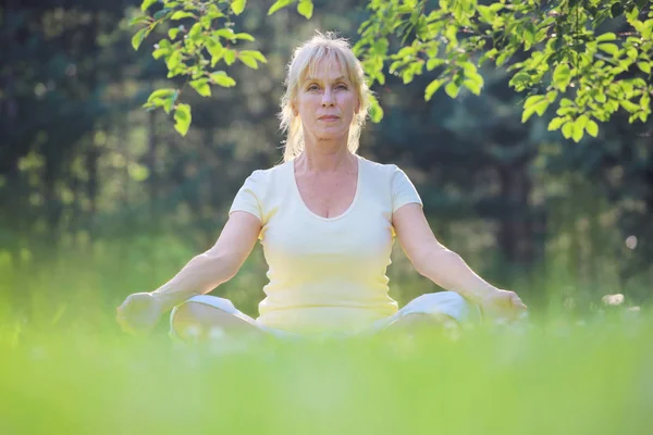 Yoga-Frau im Park — Stockfoto