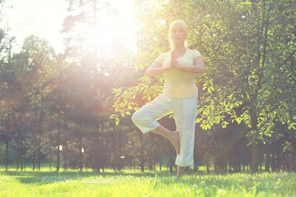 Yoga mujer en parque —  Fotos de Stock