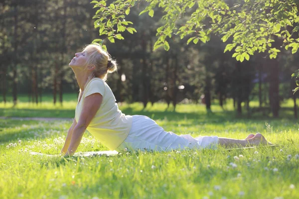 Donna yoga nel parco — Foto Stock