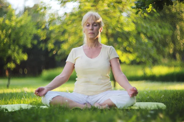 Yoga kvinna i parken — Stockfoto