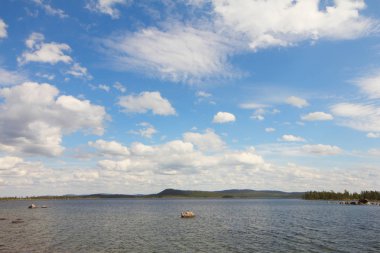 Sessiz göl ve orman ile güzel manzara