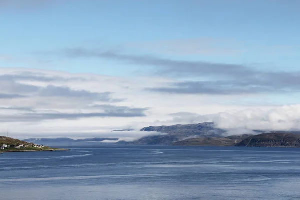 湾とノルウェーの山々 — ストック写真