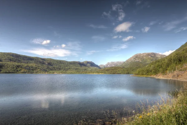 Nádherný výhled na fjord a pohoří v severním Norsku — Stock fotografie