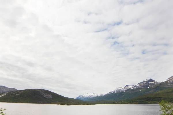 Montañas árticas y fiordo — Foto de Stock