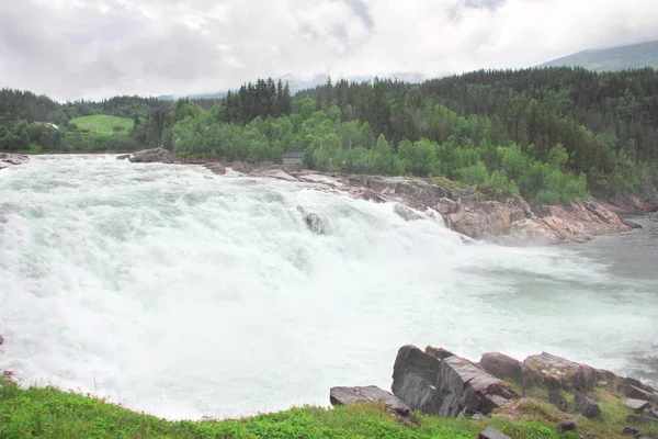 Vattenfall i grön skog — Stockfoto